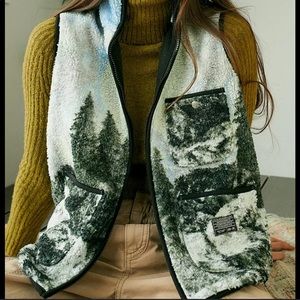 ISO UO SLEEVELESS LANDSCAPE VEST